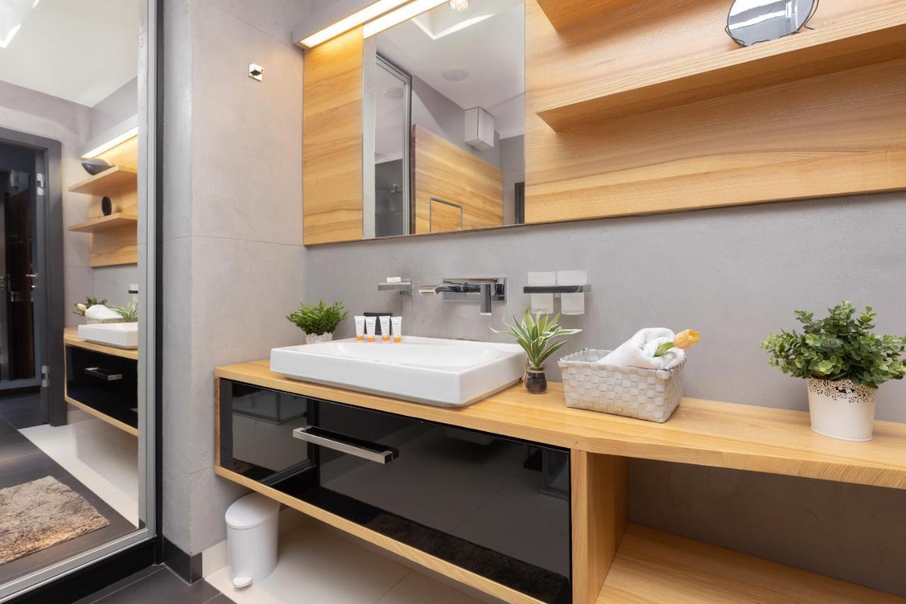 Warsaw Srodmiescie Riverside Three-Bedroom Apartment By Renters Esterno foto